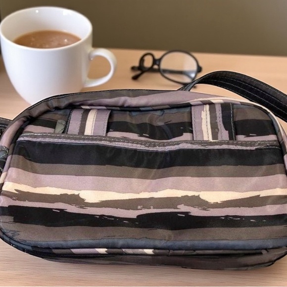 Lug Carousel Bag in Paint Pearl – Lightweight Travel Crossbody – NWT - Picture 10 of 16